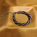 Victoria Fekete, fehér karkötő